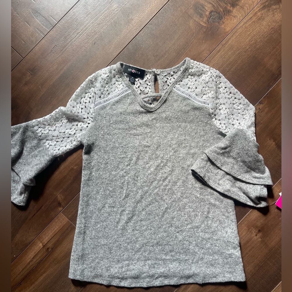 NWT Amy Byer girls bell sleeves lace top 10 12
